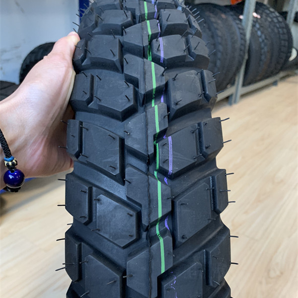 Porto de Qingdao carregando pneus de motocicleta da Bolívia para as necessidades do mercado africano
