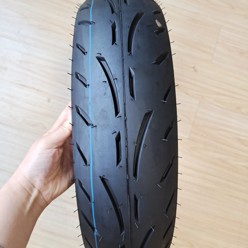 35%-55% de teor de borracha Caixa de pneus 130/70-17 Pneus para motocicletas e pneus duráveis