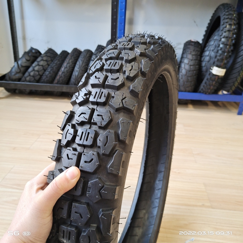 90/90-18 TT Pneus para motocicletas MT026 Fabricados com 35% a 55% de teor de borracha natural