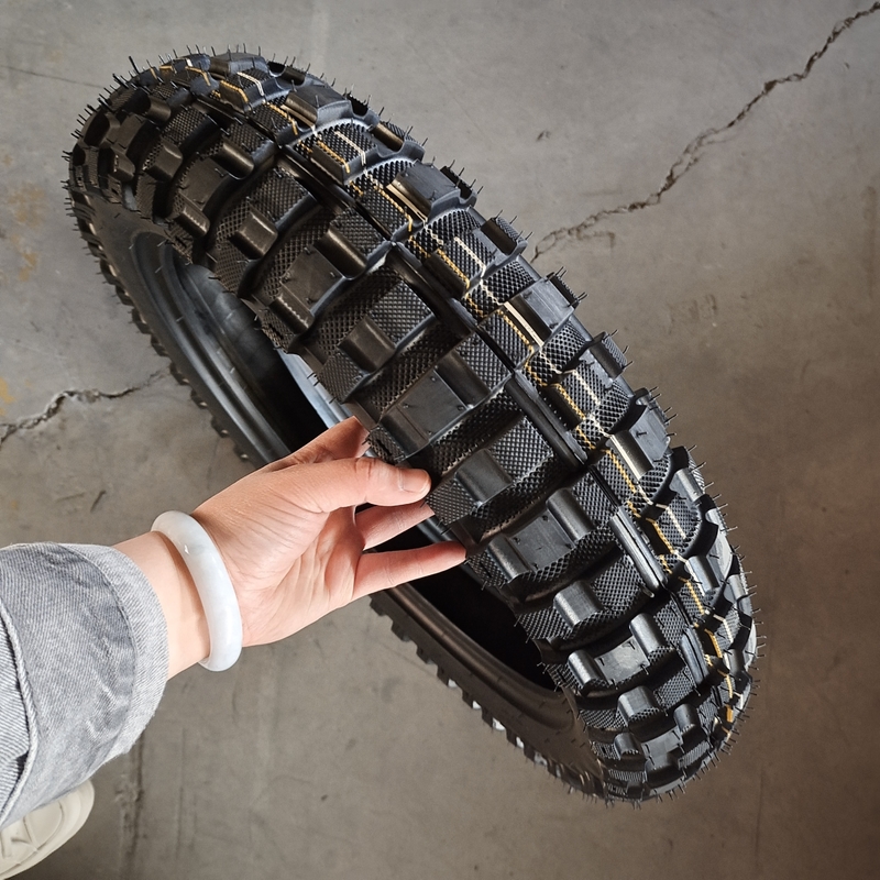 Pneus de motocicleta pretos 4.60-17 com material natural de borracha e design sem tubos