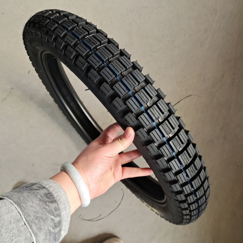 Pneus de motocicleta de borracha natural 3.00-18 com ótimo desempenho e aceitável OEM