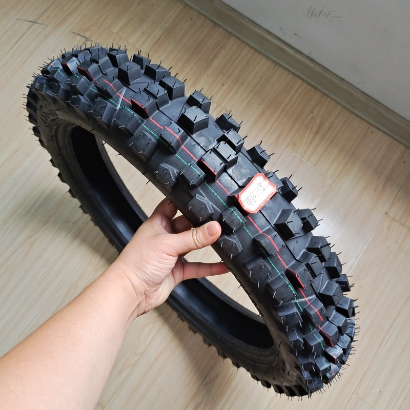 35%-55% de teor de borracha em pneus de motocicletas 4.10-18 OWN DOT ISO CCC SONCAP no porto de Qingdao
