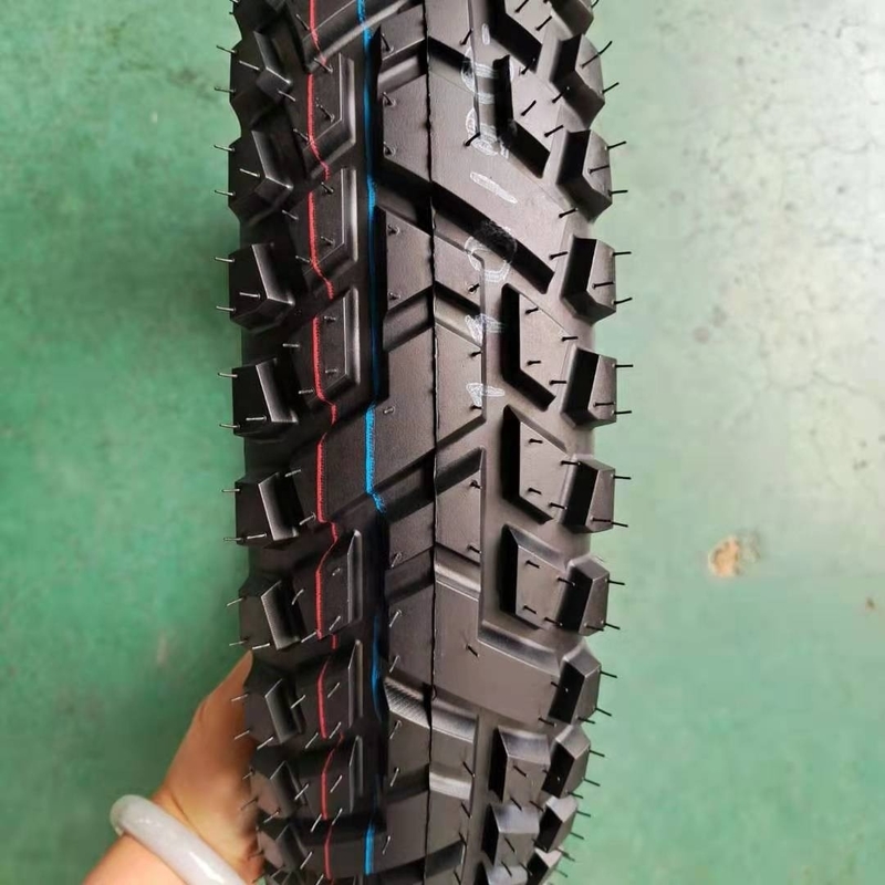 Maxxis Motorcycle Tire Tubeless 110/90-16 com teor de borracha de 35% a 55% no Porto de Qingdao