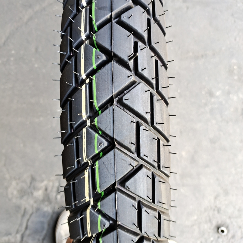 Pneus de pedra de fogo de alta resistência à tração Pneus de motocicleta 90 90 19 no porto de Qingdao