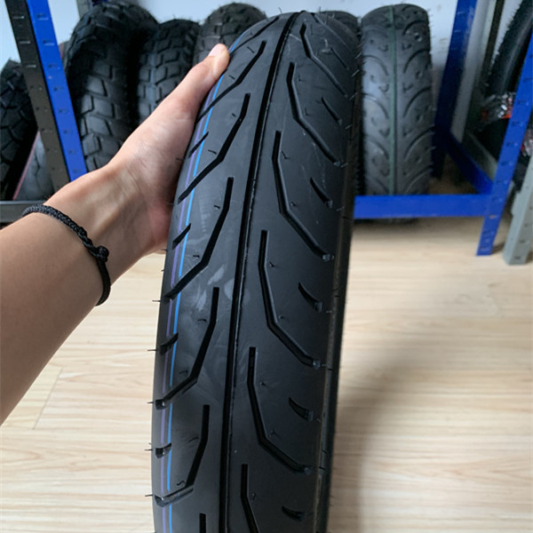 Carregamento no porto de Qingdao 90/90/17 Pneus sem tubos para 4 pneus Caixa de pneus de motocicleta