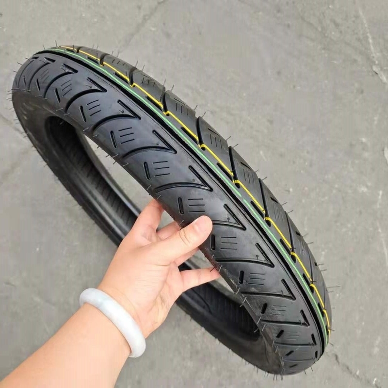 Nature Rubber Tubeless 90/90-18 Pneus de motocicleta com peças sobressalentes Vida útil 20000 KM