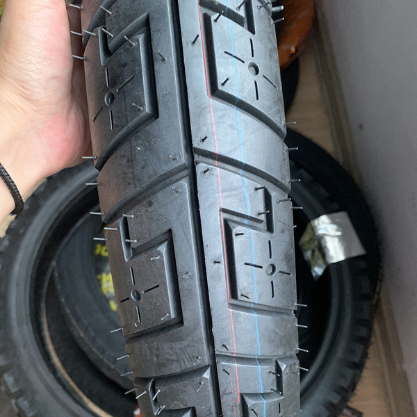 Super pneus de borracha para motocicletas 90/90/18 com capacidade de produção de 5000 peças por dia