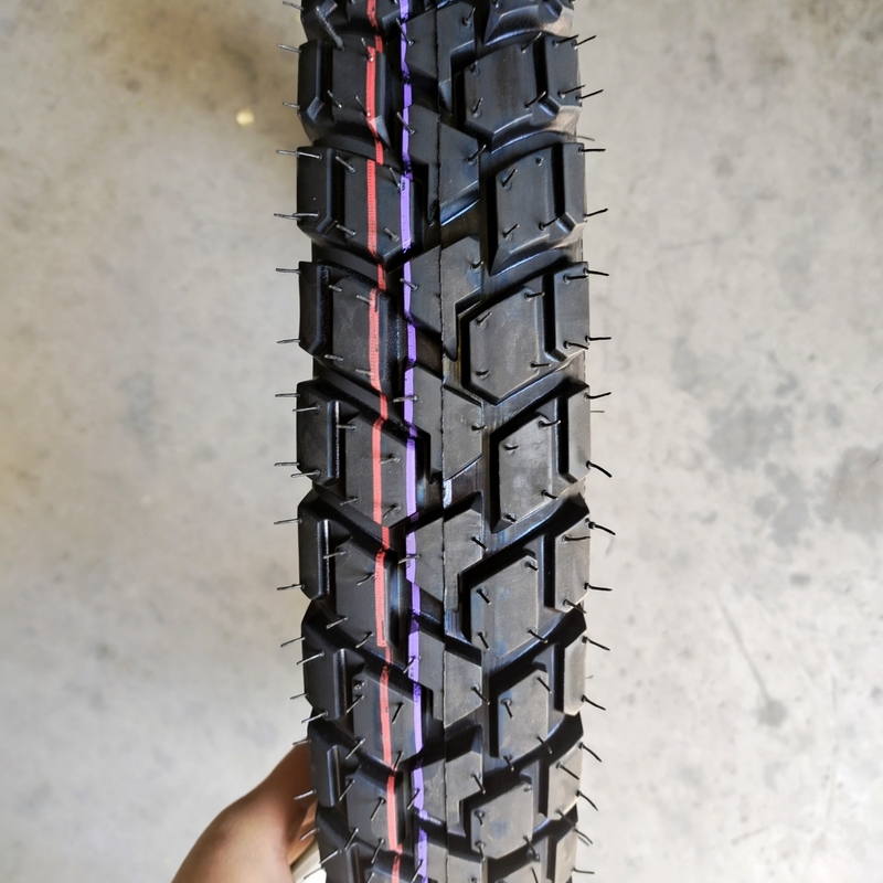 Pneus de motocicleta de carregamento no porto de Qingdao 3.00-17 com carcaça de pneu durável