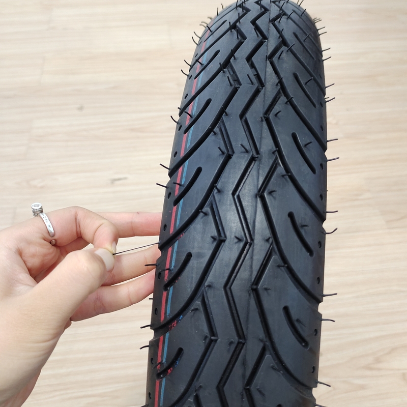 Carregamento no porto de Qingdao 90/90/18 pneus de motocicleta vintage Innova com taxa de dobragem 6PR/8PR