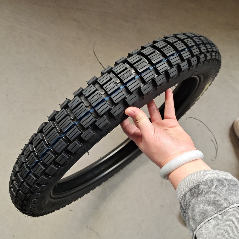 Deep Design 300-18 Pneus de borracha de motocicleta para desempenho superior e longa vida útil