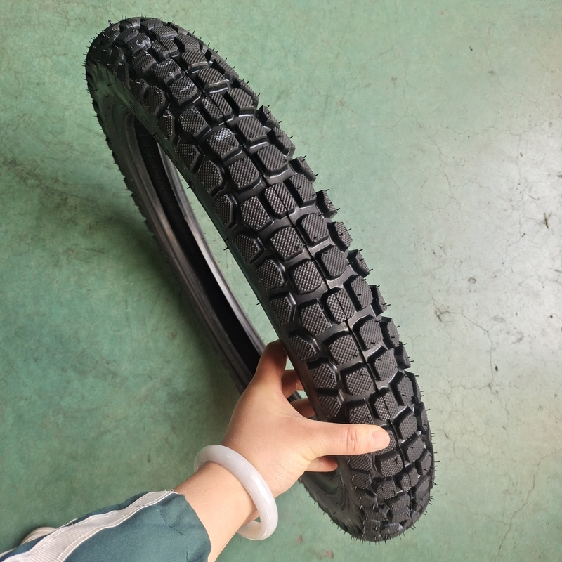 35%-55% de teor de borracha Pneus de motocicletas 3.00-18 para e longa vida útil de 20000 KM