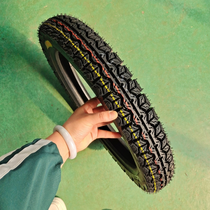 Mercado Africano 3.00-17 Pneus de motocicleta sem tubo 300 17 com e 10.5 Força de tração