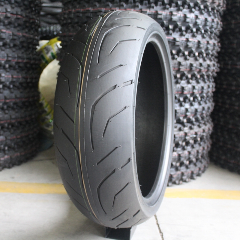35% a 45% de teor de borracha 180/55/17 TL Pneus sem tubos para motocicletas para o Porto de Qingdao