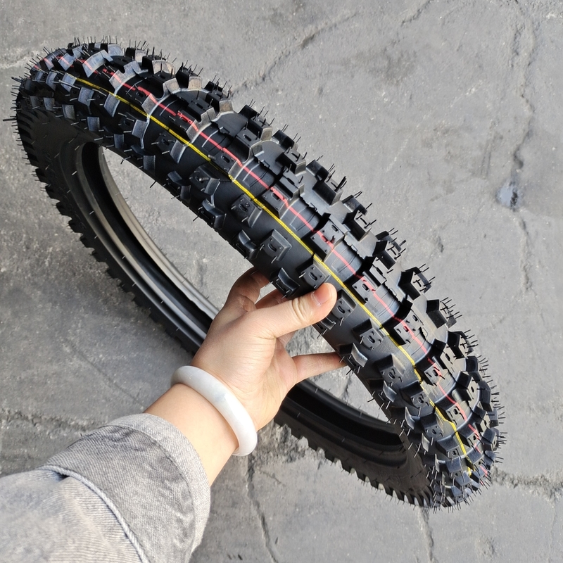 13000PCS Carga QTY/40'HQ Pneus de motocicleta 80/100-19 com 35%-45% de teor de borracha