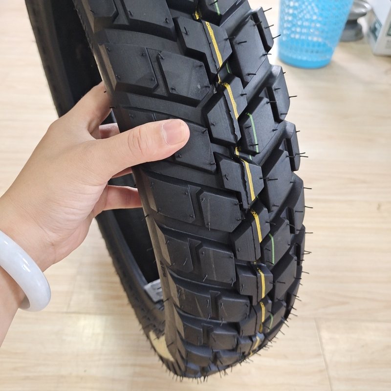 Pneus de motocicletas 3.00-18 35%-55% de teor de borracha Tempo de entrega dentro de 25 dias