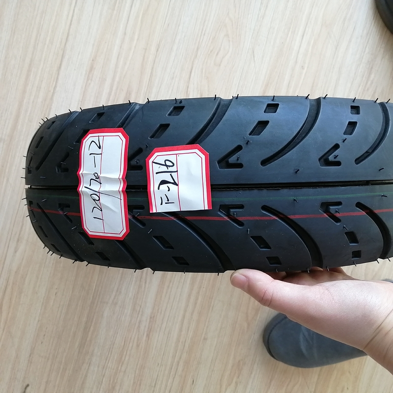 Pneus de motocicleta 120/70-12 sem tubos com 35% a 55% de teor de borracha do porto de Qingdao