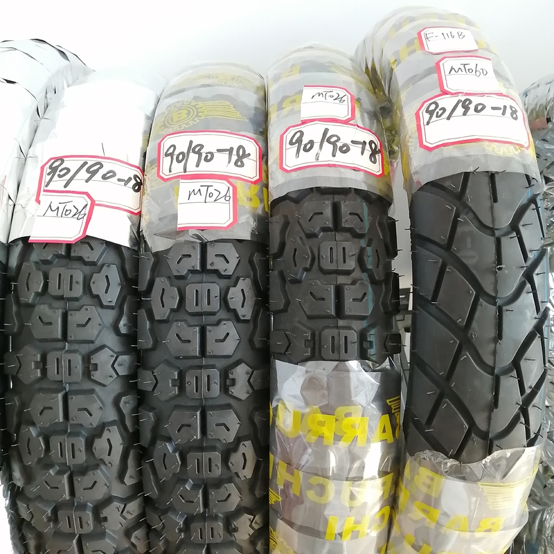 Design profundo 90/90-18 Pneus de borracha de motocicleta adequados para várias condições de estrada