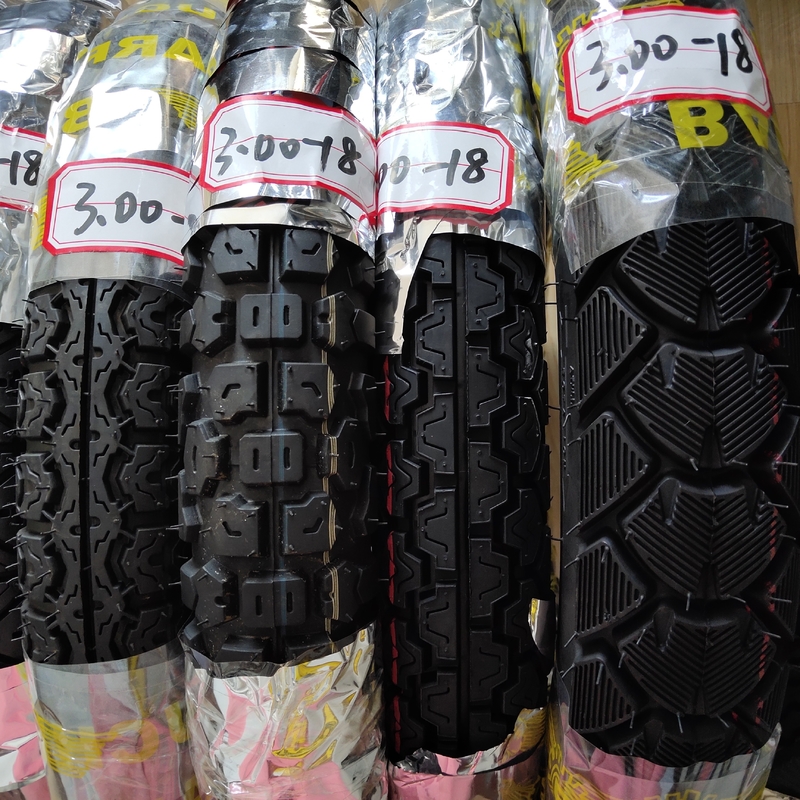 Pneus e tubos de motocicletas 3.00-18 Tubos de borracha natural Capacidade de produção 5000 pcs por dia
