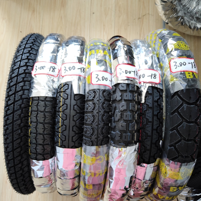 Obtenha o melhor desempenho com 300-18 pneus de motocicleta e resistência à tração 10.5