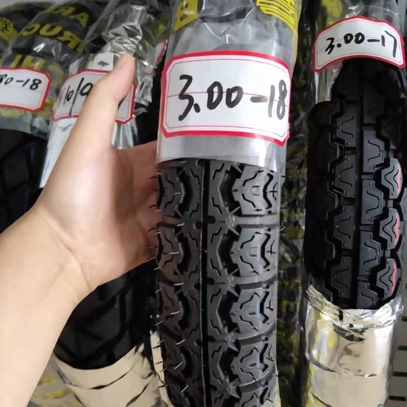 300 18 Pneus de motocicleta Tubos internos com 35%-55% de teor de borracha e tempo Dentro de 25 dias