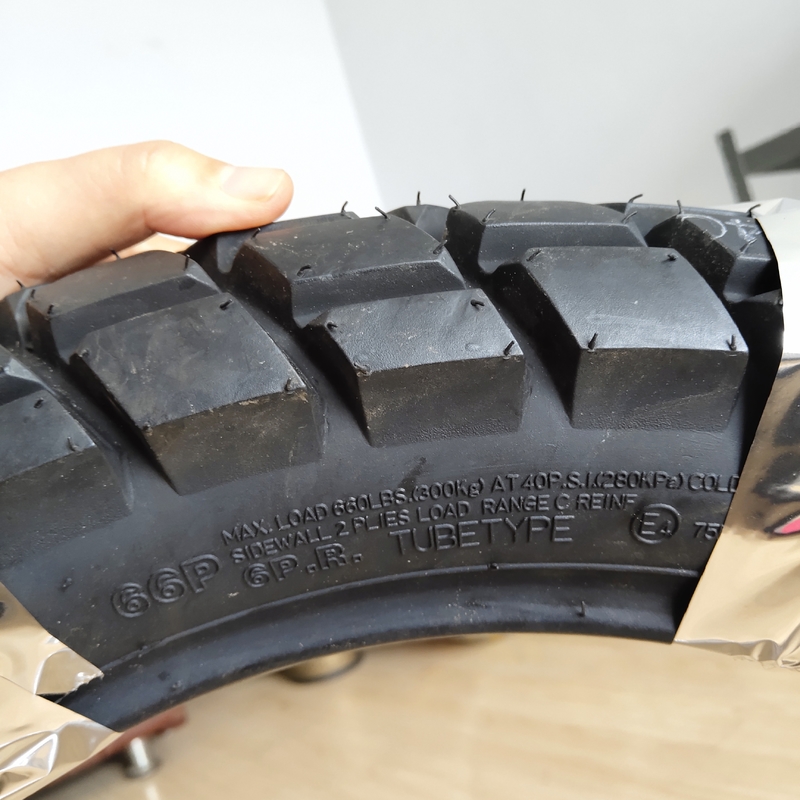 Tire de motocicleta de borracha natural 110/90-17 Certificação CCC para o mercado africano